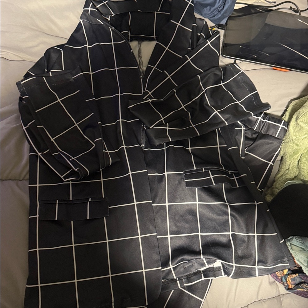 Suit - Picture 4 of 6